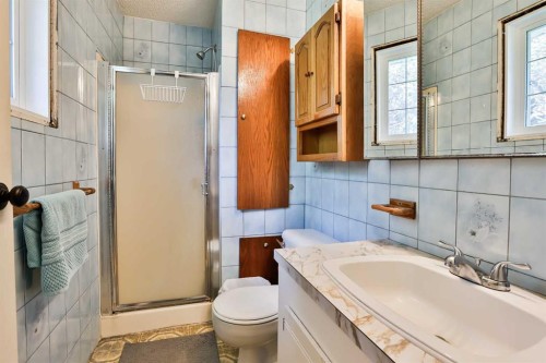 433 5 Avenue, Stirling, AB - Indoor Photo Showing Bathroom