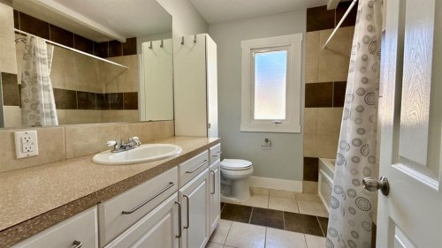 1408 12 Avenue South, Lethbridge, AB - Indoor Photo Showing Bathroom