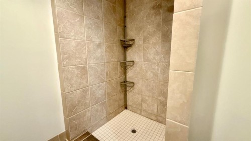 1408 12 Avenue South, Lethbridge, AB - Indoor Photo Showing Bathroom