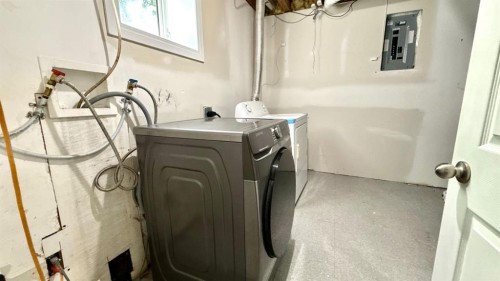 1408 12 Avenue South, Lethbridge, AB - Indoor Photo Showing Laundry Room