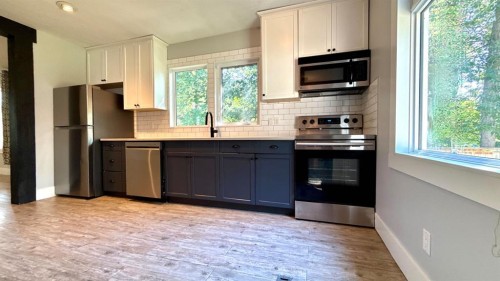 1408 12 Avenue South, Lethbridge, AB - Indoor Photo Showing Kitchen