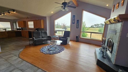 507 1 Avenue, Warner, AB - Indoor Photo Showing Living Room