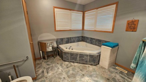 507 1 Avenue, Warner, AB - Indoor Photo Showing Bathroom