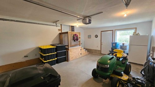 507 1 Avenue, Warner, AB - Indoor Photo Showing Garage