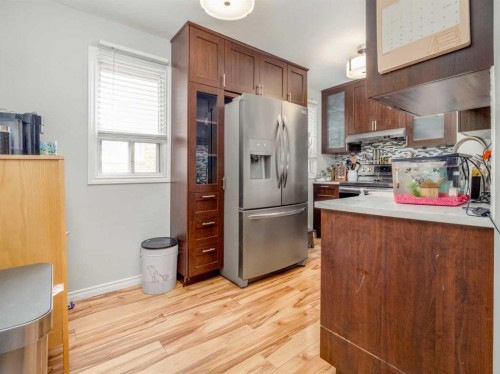 731 17 Street North, Lethbridge, AB - Indoor Photo Showing Kitchen