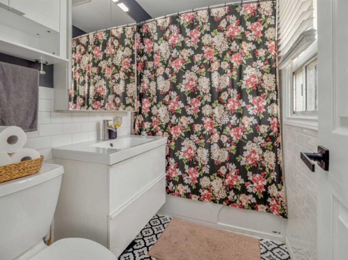 731 17 Street North, Lethbridge, AB - Indoor Photo Showing Bathroom