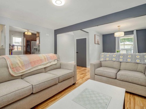 731 17 Street North, Lethbridge, AB - Indoor Photo Showing Living Room