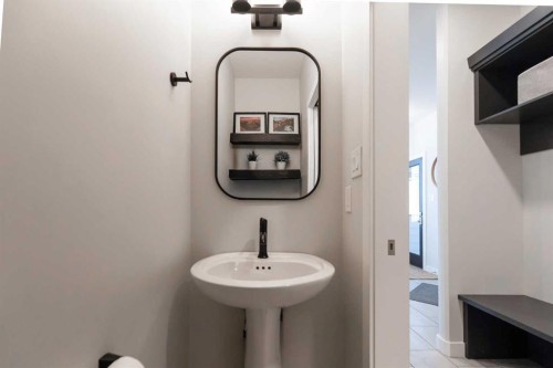 781 Atlantic Cove West, Lethbridge, AB - Indoor Photo Showing Bathroom