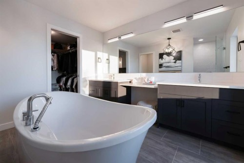 781 Atlantic Cove West, Lethbridge, AB - Indoor Photo Showing Bathroom