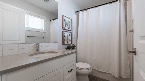 781 Atlantic Cove West, Lethbridge, AB - Indoor Photo Showing Bathroom