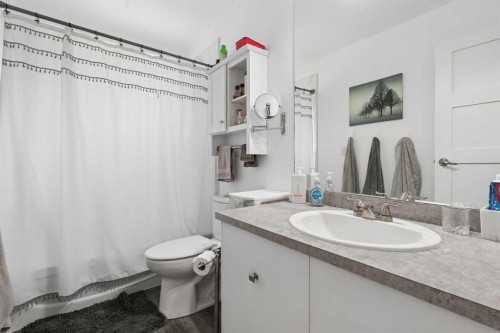 23 Nebraska Road West, Lethbridge, AB - Indoor Photo Showing Bathroom