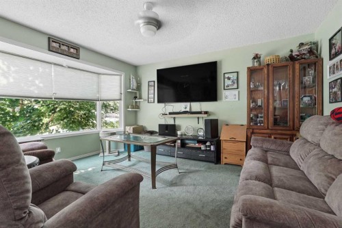23 Nebraska Road West, Lethbridge, AB - Indoor Photo Showing Living Room