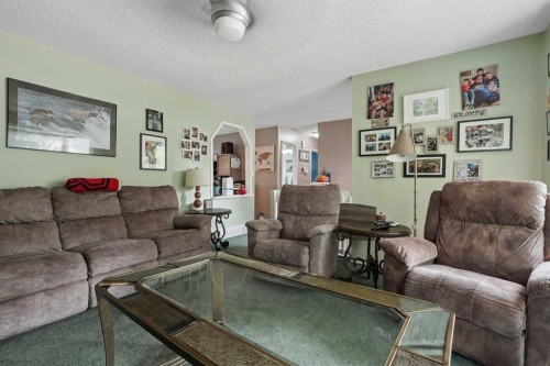 23 Nebraska Road West, Lethbridge, AB - Indoor Photo Showing Living Room