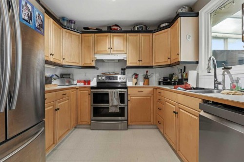 23 Nebraska Road West, Lethbridge, AB - Indoor Photo Showing Kitchen