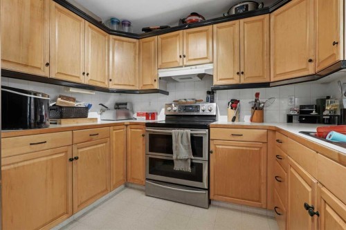 23 Nebraska Road West, Lethbridge, AB - Indoor Photo Showing Kitchen