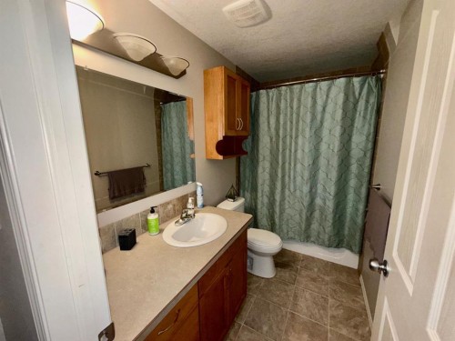 626 Blackfoot Terrace West, Lethbridge, AB - Indoor Photo Showing Bathroom