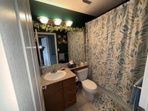 626 Blackfoot Terrace West, Lethbridge, AB - Indoor Photo Showing Bathroom