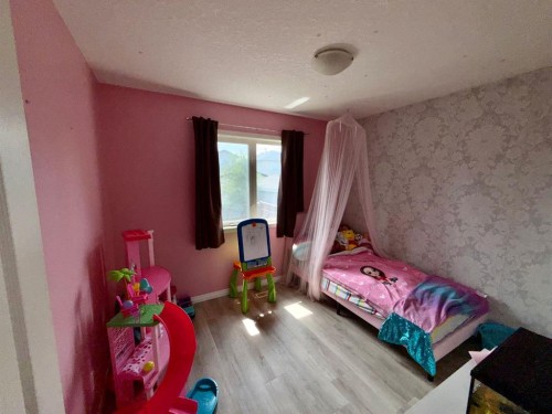 626 Blackfoot Terrace West, Lethbridge, AB - Indoor Photo Showing Bedroom