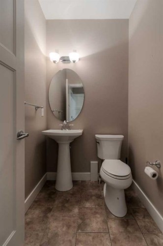 810 Keystone Meadows West, Lethbridge, AB - Indoor Photo Showing Bathroom
