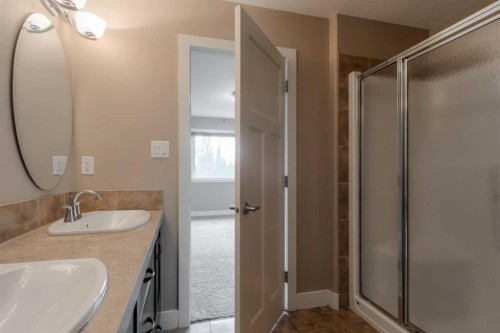 810 Keystone Meadows West, Lethbridge, AB - Indoor Photo Showing Bathroom