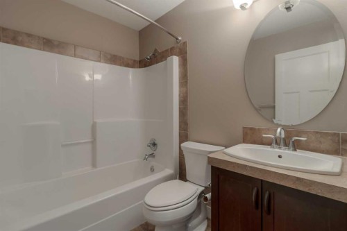 810 Keystone Meadows West, Lethbridge, AB - Indoor Photo Showing Bathroom