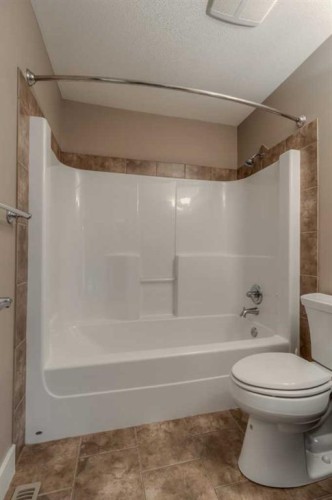 810 Keystone Meadows West, Lethbridge, AB - Indoor Photo Showing Bathroom