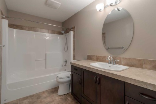 810 Keystone Meadows West, Lethbridge, AB - Indoor Photo Showing Bathroom
