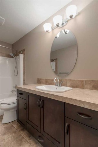 810 Keystone Meadows West, Lethbridge, AB - Indoor Photo Showing Bathroom