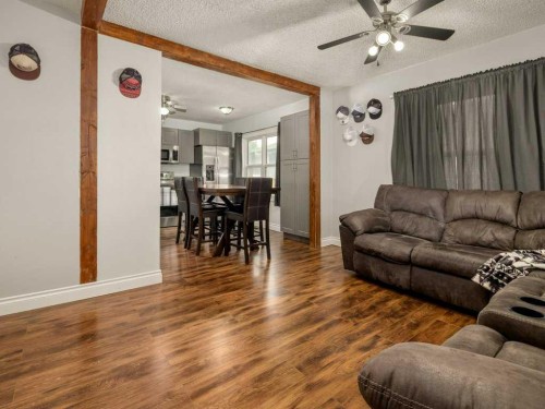1503 20 Street, Coaldale, AB - Indoor Photo Showing Living Room