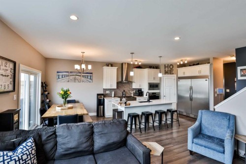 183 Crocus Terrace West, Lethbridge, AB - Indoor Photo Showing Living Room