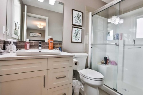 183 Crocus Terrace West, Lethbridge, AB - Indoor Photo Showing Bathroom