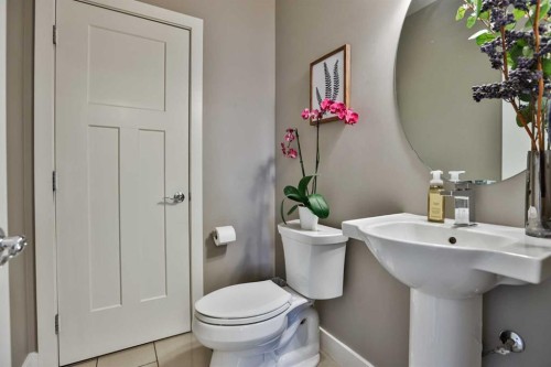 183 Crocus Terrace West, Lethbridge, AB - Indoor Photo Showing Bathroom