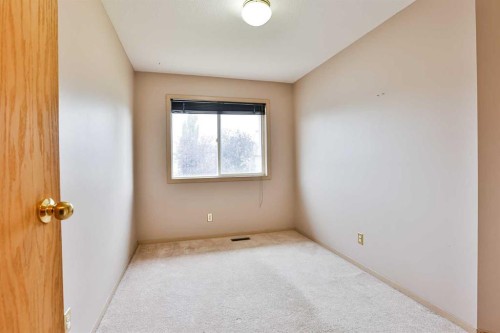 322 Assiniboia Place West, Lethbridge, AB - Indoor Photo Showing Other Room