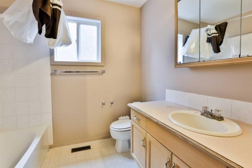 322 Assiniboia Place West, Lethbridge, AB - Indoor Photo Showing Bathroom