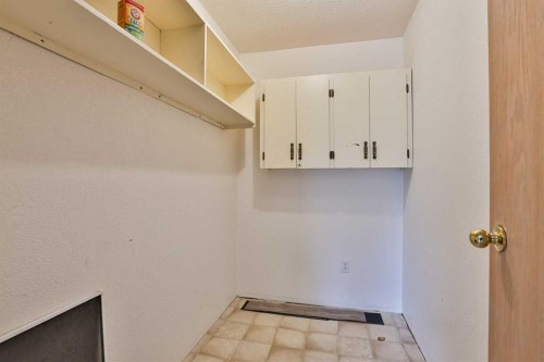 322 Assiniboia Place West, Lethbridge, AB - Indoor