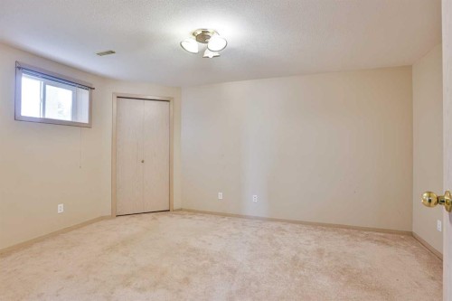 322 Assiniboia Place West, Lethbridge, AB - Indoor Photo Showing Other Room