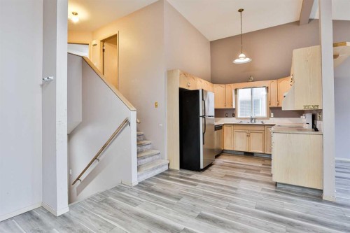 322 Assiniboia Place West, Lethbridge, AB - Indoor Photo Showing Kitchen