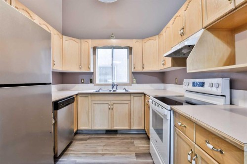 322 Assiniboia Place West, Lethbridge, AB - Indoor Photo Showing Kitchen With Double Sink