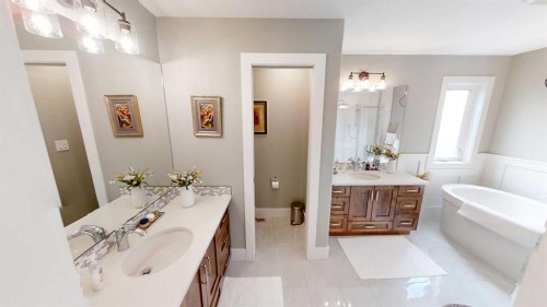 320 Stonecrest Place West, Lethbridge, AB - Indoor Photo Showing Bathroom