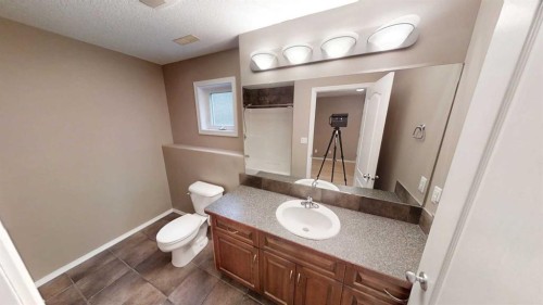 802 Aberdeen Place West, Lethbridge, AB - Indoor Photo Showing Bathroom