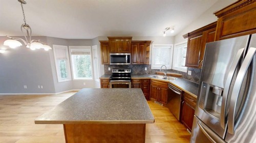 802 Aberdeen Place West, Lethbridge, AB - Indoor Photo Showing Kitchen