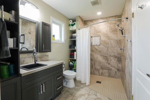 14 Centennial Place, Magrath, AB - Indoor Photo Showing Bathroom