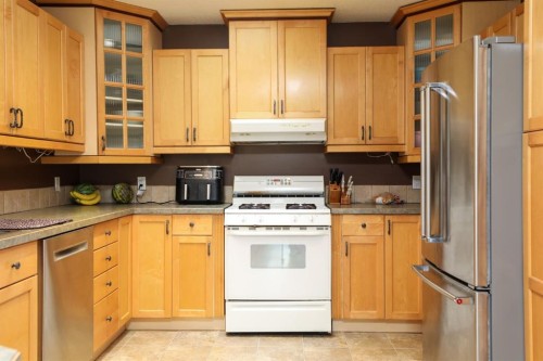 14 Centennial Place, Magrath, AB - Indoor Photo Showing Kitchen