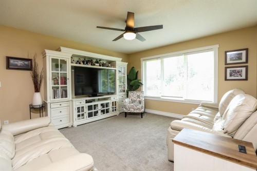 14 Centennial Place, Magrath, AB - Indoor Photo Showing Living Room