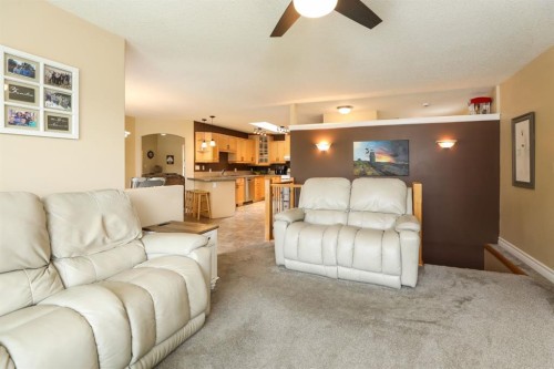 14 Centennial Place, Magrath, AB - Indoor Photo Showing Living Room