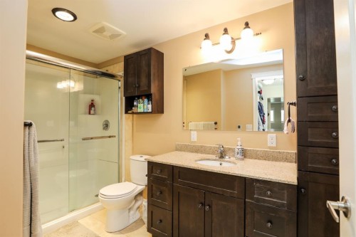 14 Centennial Place, Magrath, AB - Indoor Photo Showing Bathroom