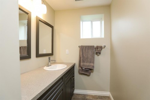 14 Centennial Place, Magrath, AB - Indoor Photo Showing Bathroom