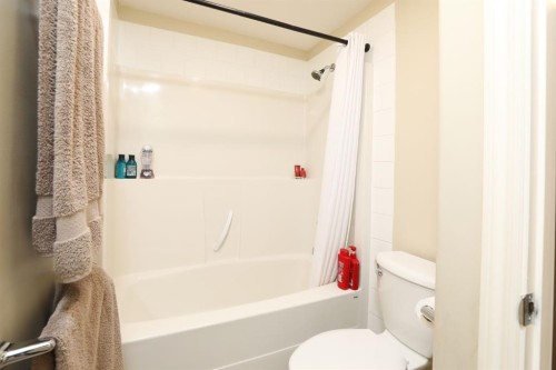 14 Centennial Place, Magrath, AB - Indoor Photo Showing Bathroom