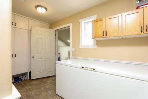 14 Centennial Place, Magrath, AB - Indoor Photo Showing Laundry Room