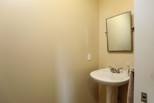 14 Centennial Place, Magrath, AB - Indoor Photo Showing Bathroom